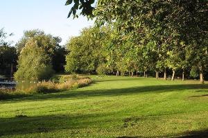 beside river, looking towards R turn opposite jetty. Turn at litter bin