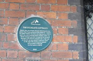 Blue plaque on Lychgate Cottages