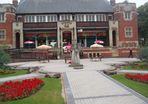 The Pavilion Cafe and statue of Cardinal Wolsey